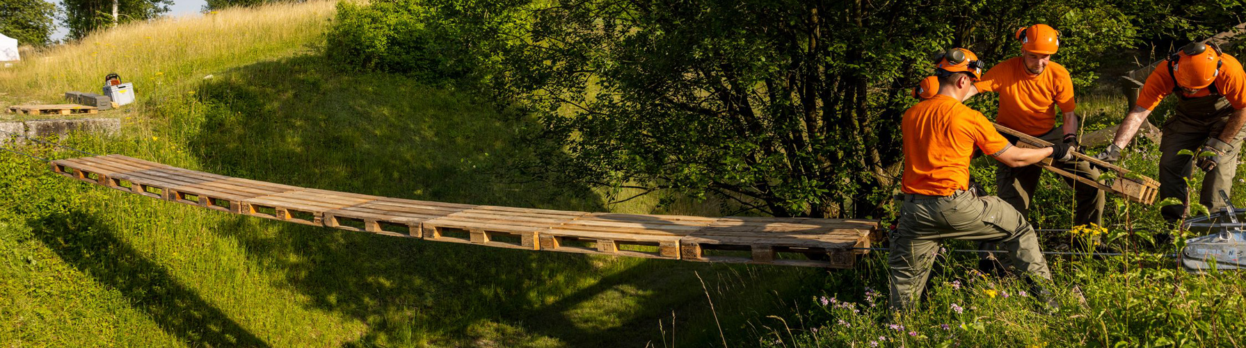 Des pionniers de l'appui technique sorte un véhicule d'un plan d'eau Des pionniers de l'appui technique sorte un véhicule d'un plan d'eau