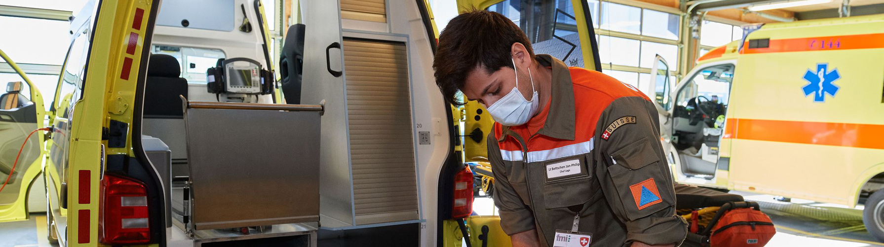 Un préposé à l'assistance désinfecte une ambulance lors de la pandémie COVID-19 Un préposé à l'assistance désinfecte une ambulance lors de la pandémie COVID-19